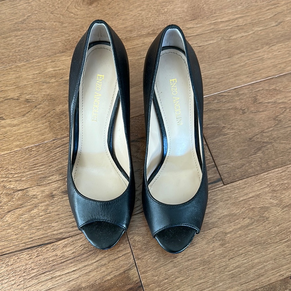 Peep toe pumps